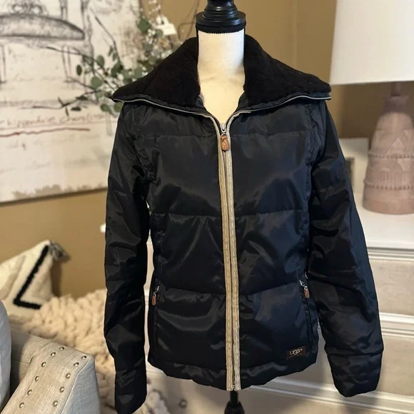 💵 UGG | Vintage Black Puffer Jacket with Faux Fur Collar - Picture 3 of 11